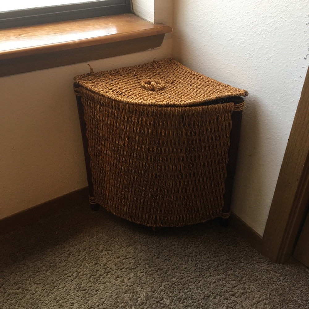 Corner wicker basket